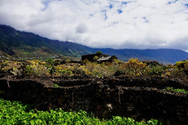 Exterior de casas de piedra abandonadas en un pueblo medieval de la isla de El Hierro España