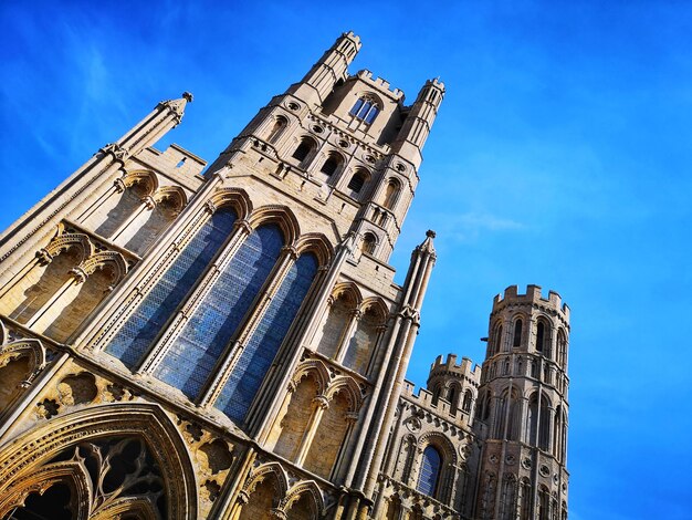 Foto el exterior de la catedral de ely con el cielo azul de cambridgeshire, reino unido