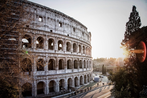 Exterior del Coliseo contra el cielo en la ciudad