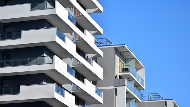 Exterior contemporâneo do edifício residencial em prédios de apartamentos modernos à luz do dia