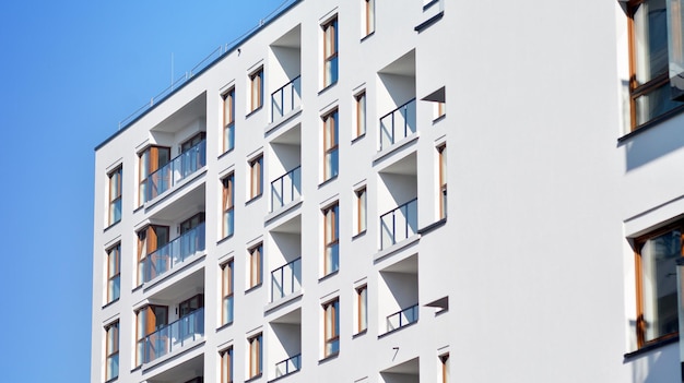 Exterior contemporâneo do edifício residencial em prédios de apartamentos modernos à luz do dia