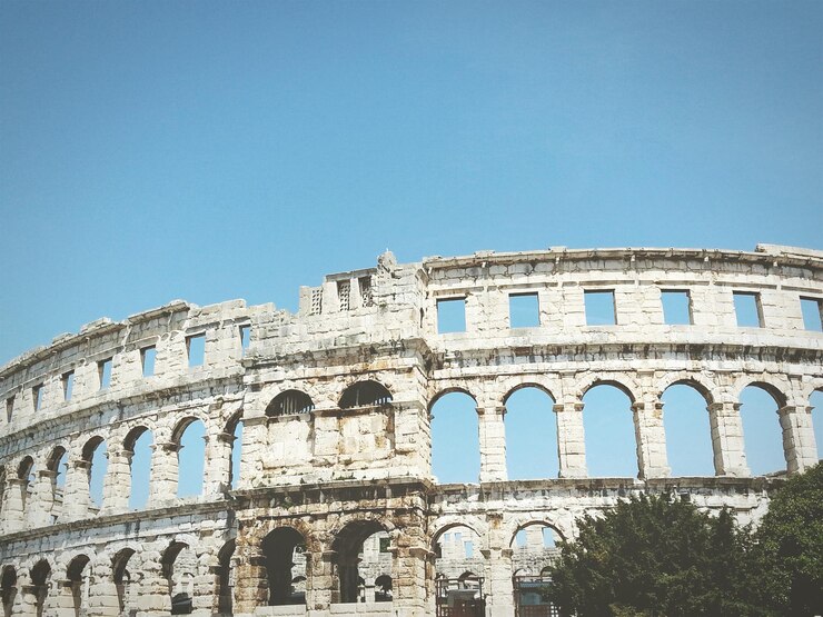 Foto exterior da arena pula contra o céu azul claro