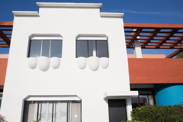 Foto exterior da bela casa contemporânea sob o céu azul