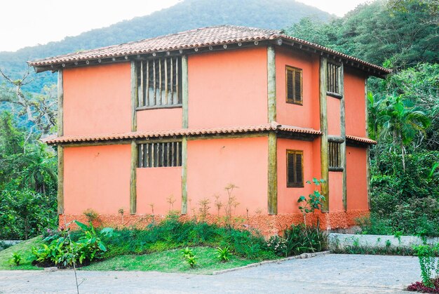 Foto exterior da casa por edifício