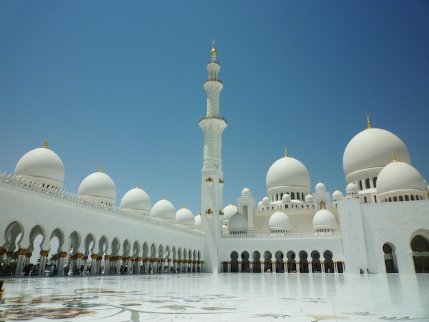 Exterior da mesquita do xeque Zayed contra o céu claro