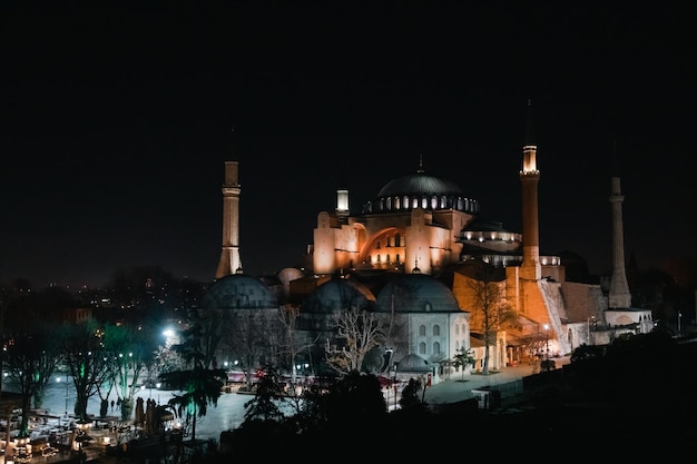 Exterior da Mesquita Hagia Sophia à noite