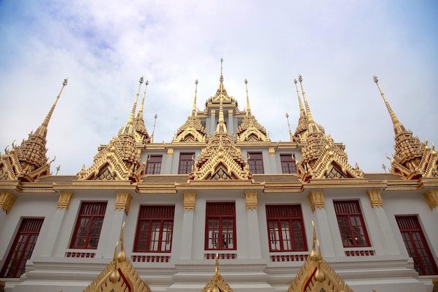 Exterior de arquitetura de templo budista com design dourado e antigo com marco do conceito da tailândia