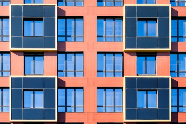 Exterior de arquitetura moderna no centro da cidade. Fundo abstrato de construção. Detalhe da fachada com janelas.