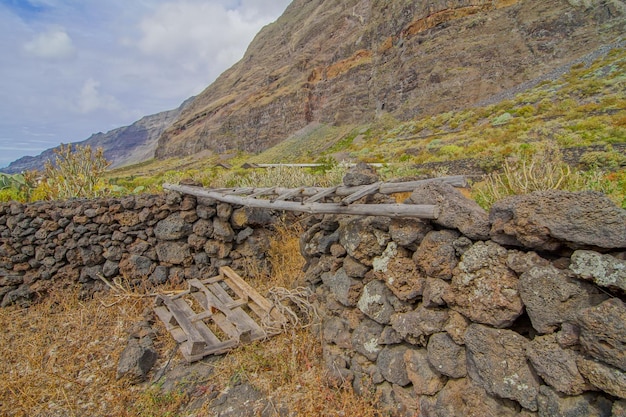 Exterior de casas de pedra abandonadas em uma vila medieval El Hierro Island Espanha