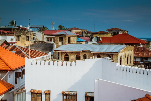 Exterior de casas na cidade contra o céu azul claro