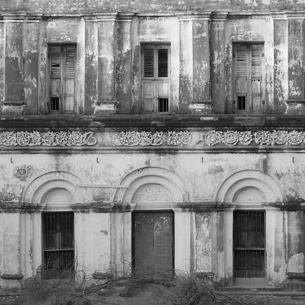 Exterior de edifício abandonado