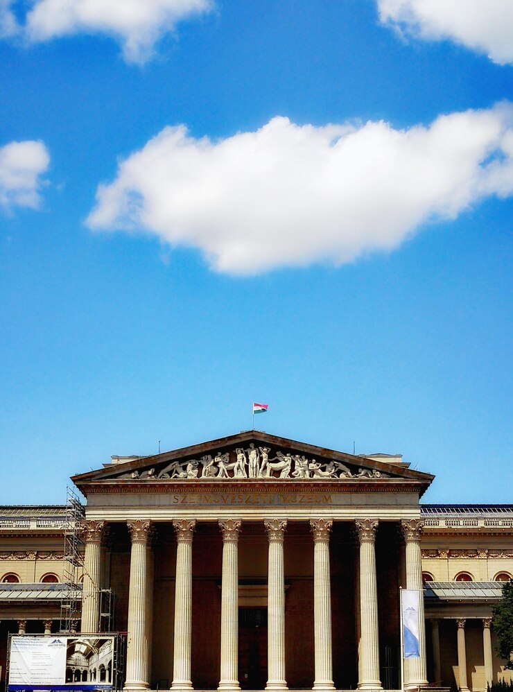 Foto exterior de edifício histórico contra o céu na cidade