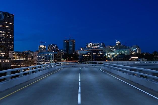 Exterior de estrada de asfalto urbano vazio com fundo de edifícios da cidade Nova construção de concreto de rodovia moderna Conceito caminho para o sucesso Entrega rápida da indústria de logística de transporte Seattle EUA