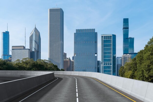 Exterior de estrada de asfalto urbano vazio com fundo de edifícios da cidade Nova construção de concreto de rodovia moderna Conceito de caminho para o sucesso Entrega rápida da indústria de logística de transporte Chicago EUA