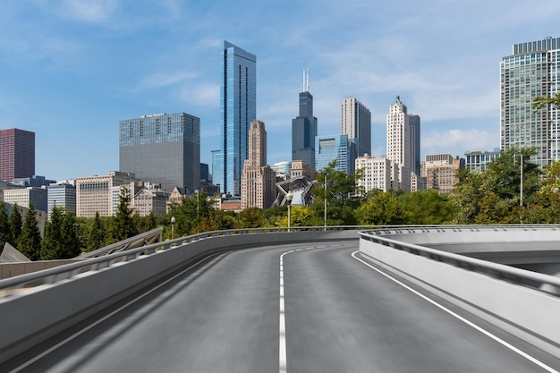 Exterior de estrada de asfalto urbano vazio com fundo de edifícios da cidade Nova construção de concreto de rodovia moderna Conceito de caminho para o sucesso Entrega rápida da indústria de logística de transporte Chicago EUA