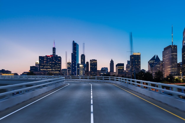 Exterior de estrada de asfalto urbano vazio com fundo de edifícios da cidade Nova construção de concreto de rodovia moderna Conceito de caminho para o sucesso Entrega rápida da indústria de logística de transporte Chicago EUA