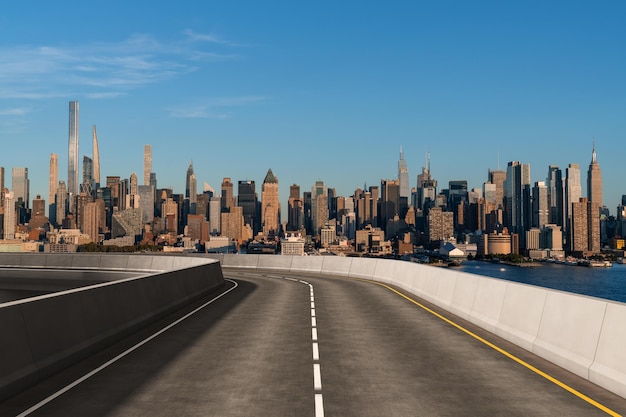 Exterior de estrada de asfalto urbano vazio com fundo de edifícios da cidade Nova construção de concreto de rodovia moderna Conceito de caminho para o sucesso Entrega rápida da indústria de logística de transporte Nova York EUA