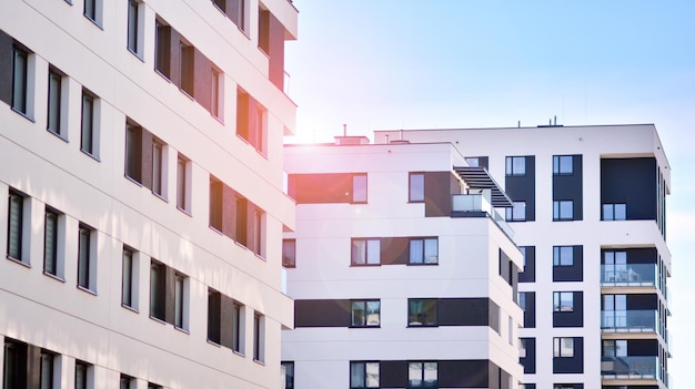 Exterior de novos prédios de apartamentos em um fundo de céu azul nublado Ninguém