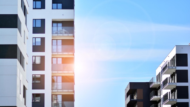 Exterior de novos prédios de apartamentos em um fundo de céu azul nublado Ninguém