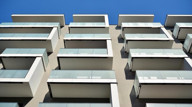 Exterior de novos prédios de apartamentos em um fundo de céu azul nublado Ninguém