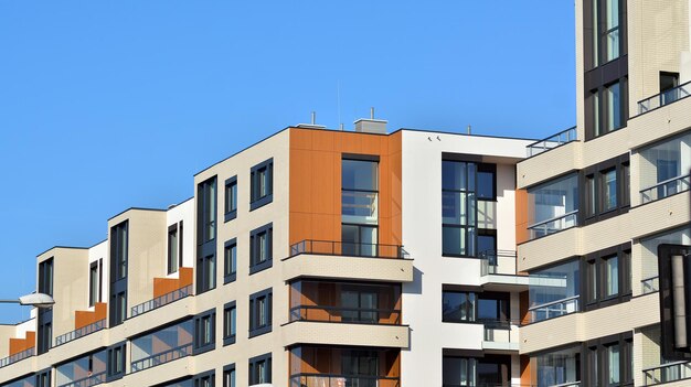 Exterior de novos prédios de apartamentos em um fundo de céu azul nublado Ninguém