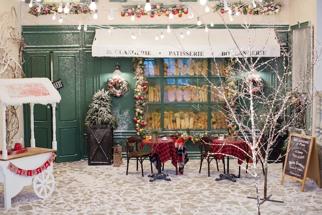 Exterior de padaria de café de natal com decorações de natal e pão fresco em vitrine de vidro