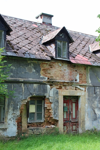 Exterior de uma casa abandonada contra um céu claro