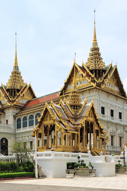 Exterior de wat phra kaeo contra o céu