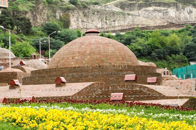 Exterior do banho público em Tbilisi Georgia Um belo exemplo de estilo arquitetônico islâmico