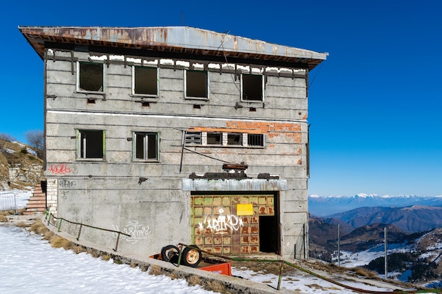 Exterior do edifício abandonado no topo do Monte Grappa, Itália