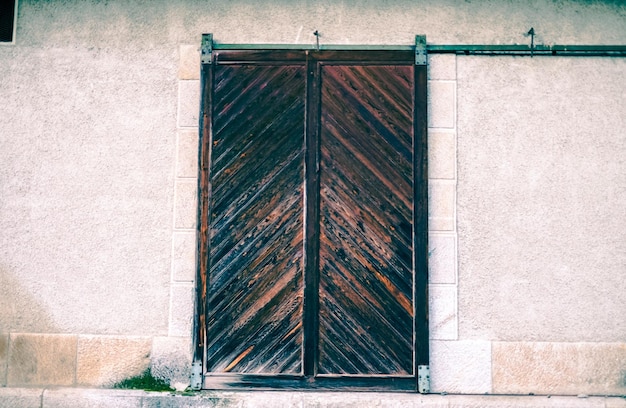 Exterior do edifício com porta fechada