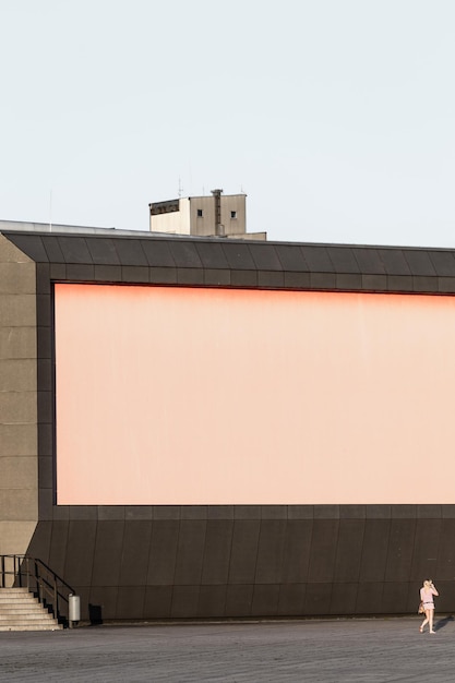 Exterior do edifício contra o céu claro