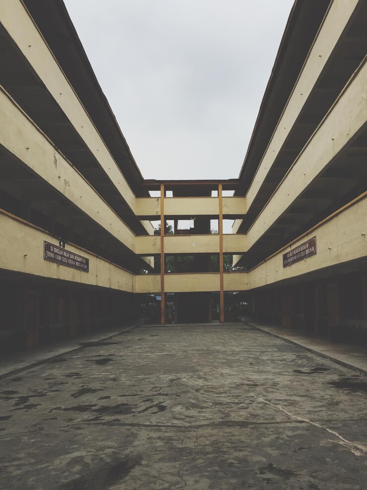 Foto exterior do edifício da escola