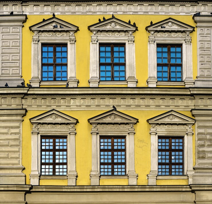 Foto exterior do edifício europeu histórico amarelo