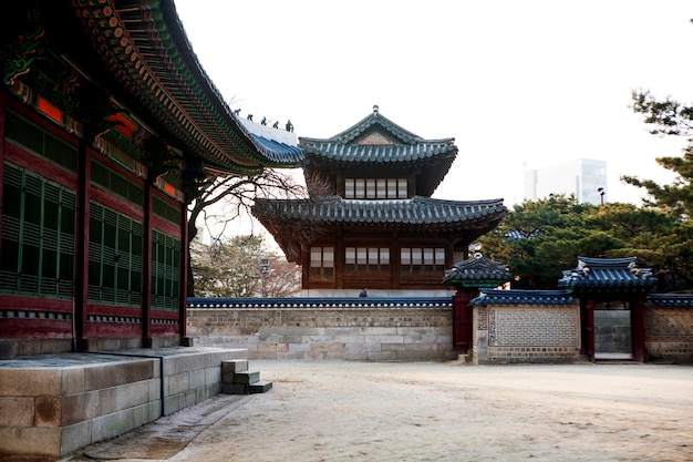 Foto exterior do palácio de deoksugung contra o céu claro