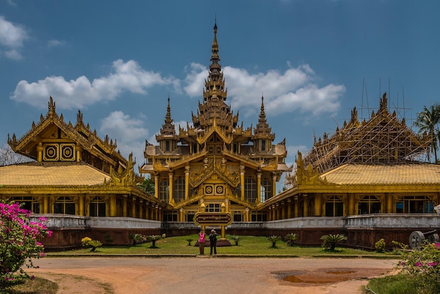 Exterior do palácio de kanbawzathadi contra o céu na cidade