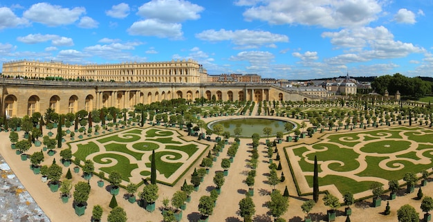 Exterior do Palácio de Versalhes perto de Paris França Esta vista mostra a Orangerie com árvores de frutas cítricas