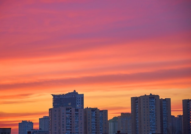 Exterior dos prédios de apartamentos ao pôr do sol