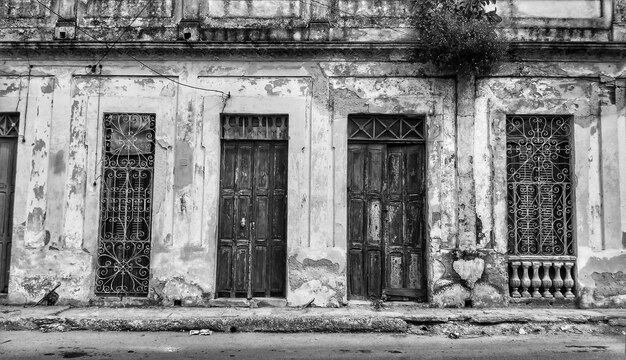 Foto exterior de un edificio abandonado