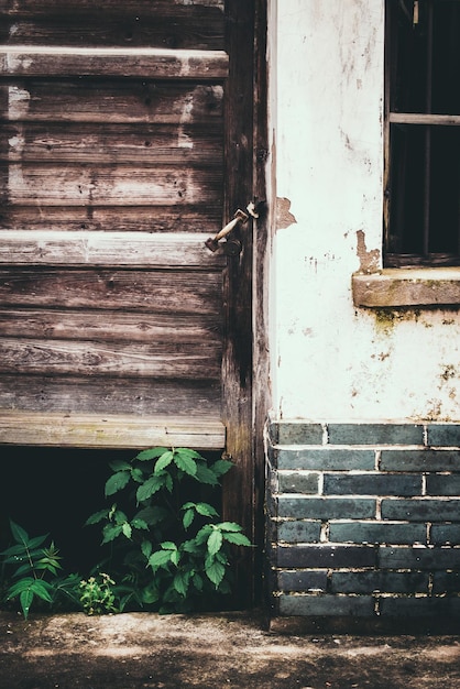 Foto exterior de un edificio abandonado