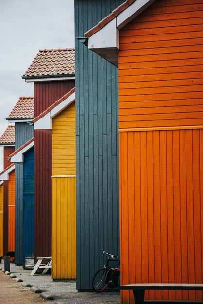 Foto exterior del edificio amarillo