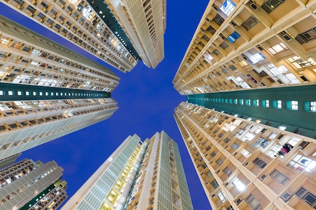 Exterior del edificio desde un ángulo bajo