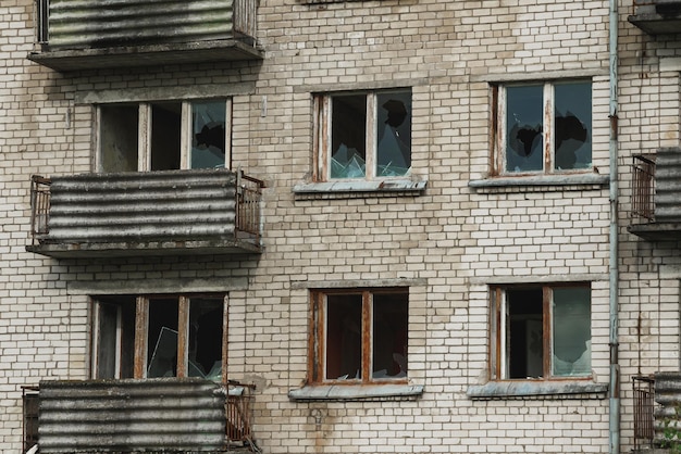 Exterior del edificio de apartamentos abandonado en la ciudad fantasma europea