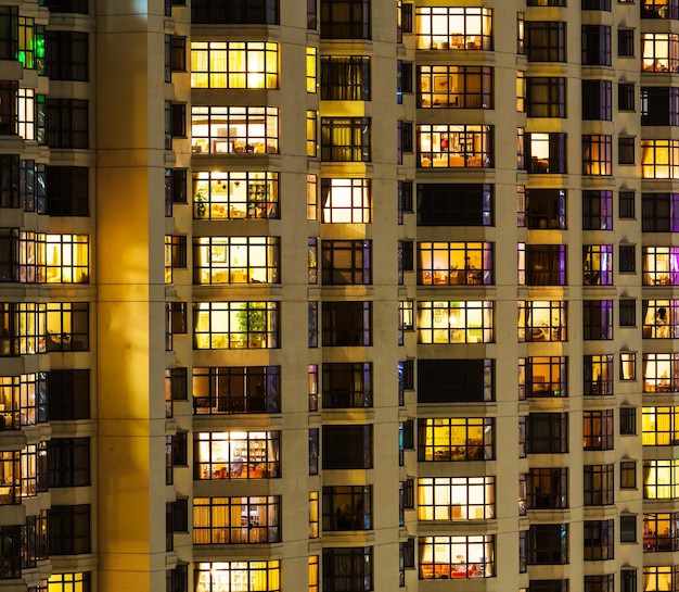 Exterior del edificio de apartamentos por la noche