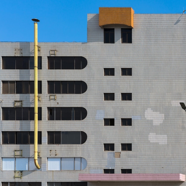 Foto exterior del edificio contra el cielo azul