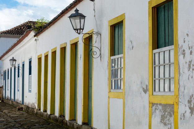 Foto exterior del edificio histórico amarillo