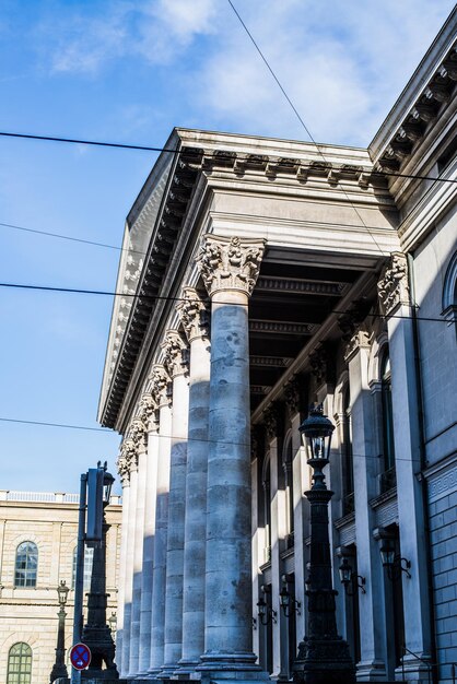 Exterior de un edificio histórico contra el cielo