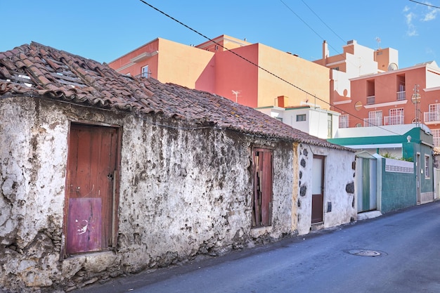 Exterior de un edificio de ladrillo en descomposición Arquitectura de una propiedad abandonada o una antigua casa demolida con techo desgastado en una calle estrecha en Santa Cruz de La Palma