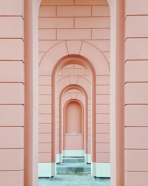 Foto el exterior de un edificio de ladrillo rosa