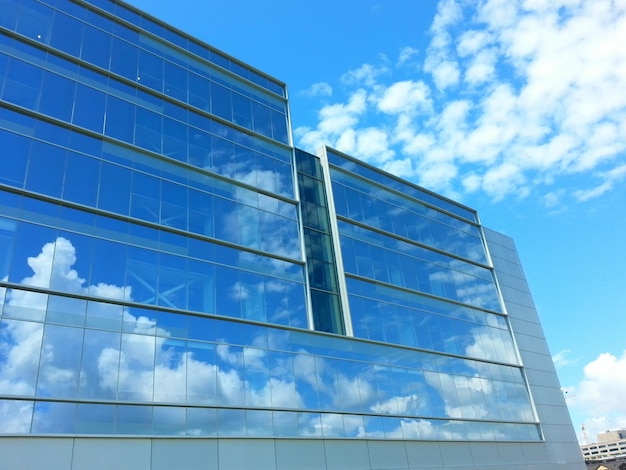 Foto exterior de un edificio moderno contra el cielo
